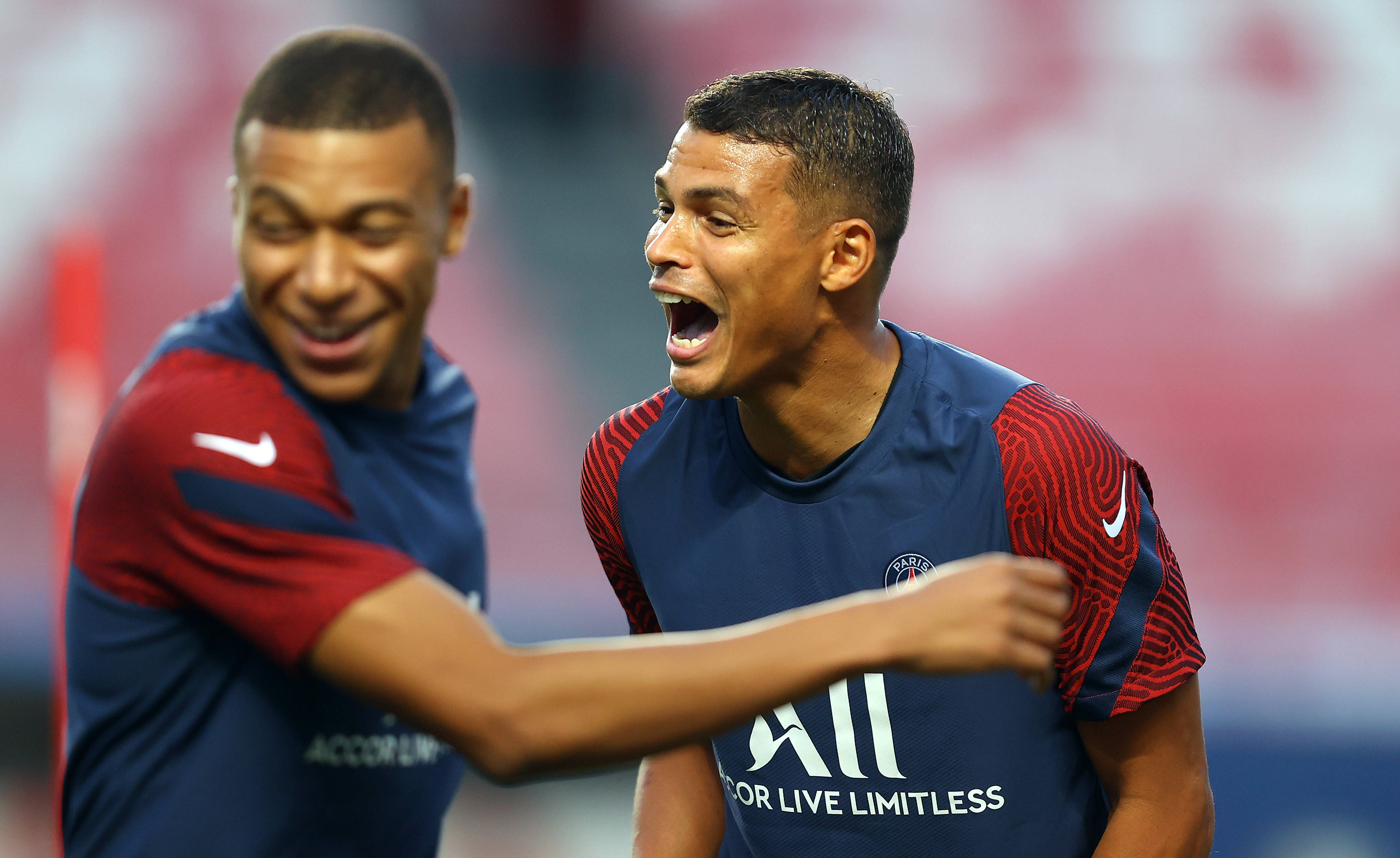 HTH Sports-包含国际比赛日广州队备战法甲，扳平良机细节曝光，底气十足，临场指挥获称赞的词条