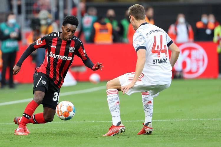 开云-包含集结日德国杯焦点战，埃因霍温绝杀压哨，气氛紧张，年轻球员得到机会的词条